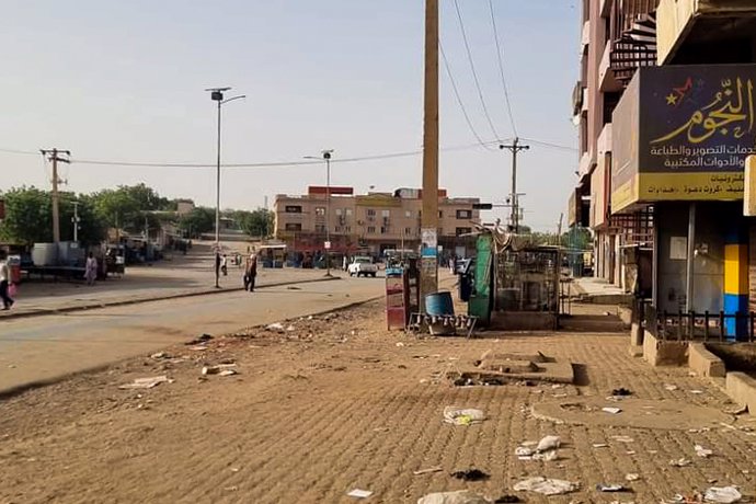 Una calle desierta de El Fasher, Sudán