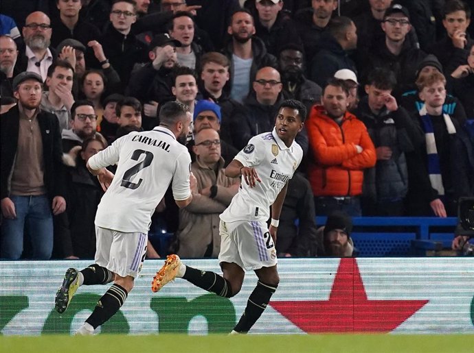Dani Carvajal y Rodrygo Goes celebran un gol del Real Madrid frente al Chelsea en la Liga de Campeones. Photo: Nick Potts/PA Wire/dpa