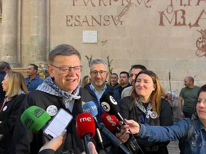 Imagen del 'president' de la Generalitat, Ximo Puig, frente a la Concatedral de San Nicolás en Alicante.