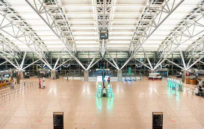 Archivo - 22 March 2022, Hamburg: The terminal of Hamburg Airport is almost deserted in the early morning. Due to a strike by the ver.di trade union, the security checkpoint remains closed all day, and no departures take place. Photo: Daniel Bockwoldt/d