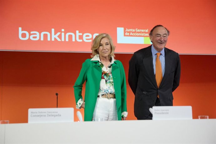 El presidente de Bankinter, Pedro Guerrero, y la consejera delegada de Bankinter, María Dolores Dancausa, durante la Junta general de Accionistas de Bankinter, en el Edificio Mutua Madrileña, a 23 de marzo de 2023, en Madrid (España).