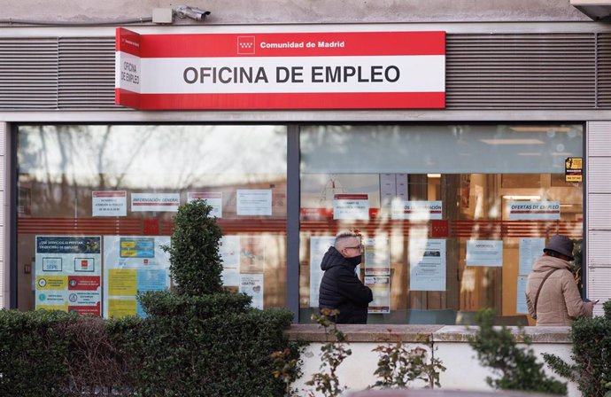 Varias personas en la entrada de una oficina del SEPE, a 4 de abril de 2023, en Madrid (España)