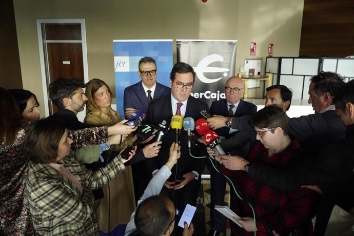 El presidente de la Confederación Española de Organizaciones Empresariales (CEOE), Antonio Garamendi, atiende a los medios de comunicación en Logroño