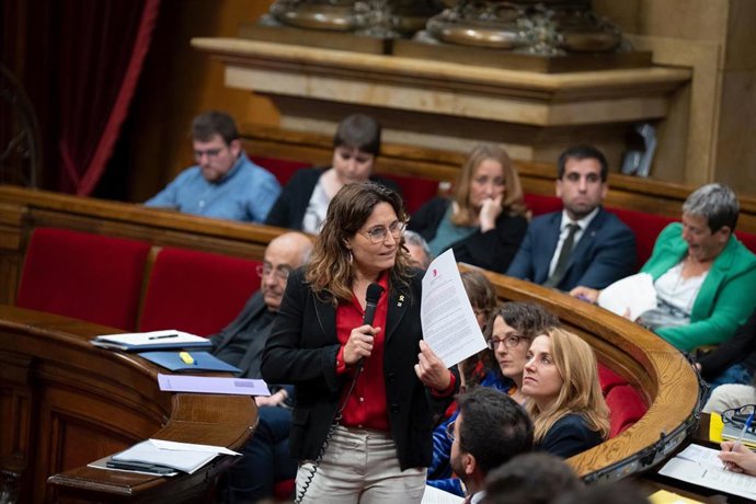 La consellera de la Presidencia de la Generalitat, Laura Vilagr, interviene durante una sesión plenaria en el Parlament, a 19 de abril de 2023, en Barcelona.