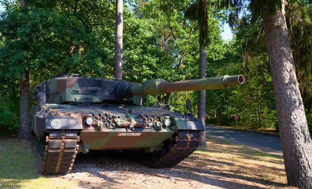 Archivo - FILED - 24 August 2022, Lower Saxony, Munster: A Bundeswehr Leopard 2A4 main battle tank stands as an exhibit at the entrance to the barracks in Munster. German Chancellor Olaf Scholz has agreed to supply Ukraine with Leopard 2 battle tanks, sou