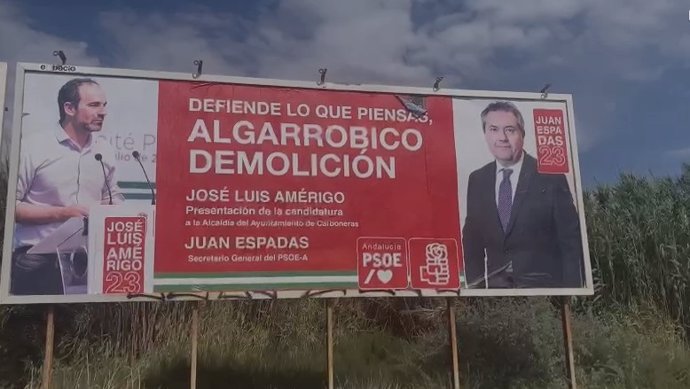 Archivo - Uno de los carteles electorales instalados en Almería que denunció por "falsos" el PSOE