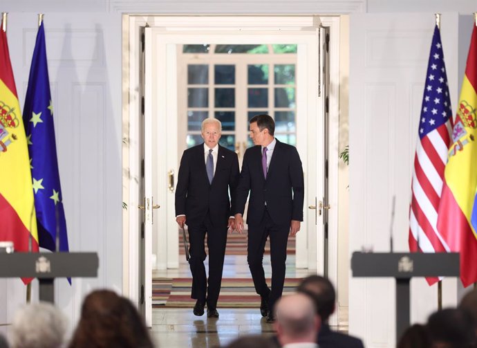 Archivo - El presidente de los Estados Unidos, Joe Biden (i) y el presidente del Gobierno, Pedro Sánchez (d), a su llegada a una rueda de prensa tras su reunión en el Palacio de La Moncloa, a 28 de junio de 2022, en Madrid (España). Joe Biden ha llegado