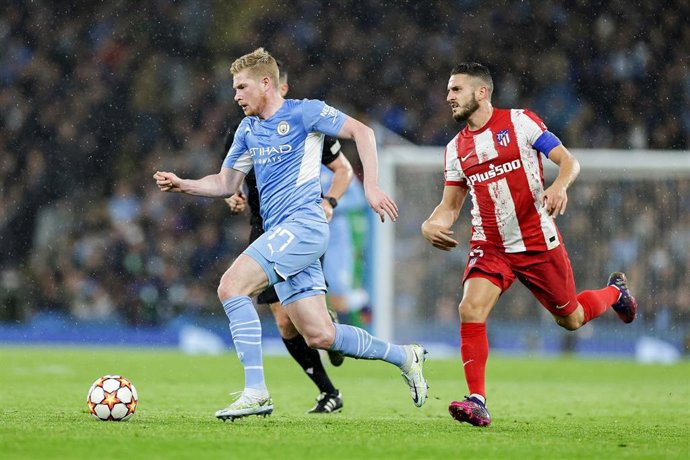 Archivo - Kevin De Bruyne y Koke durante la ida de las cuartos de final de la Liga de Campeones 2021-2022