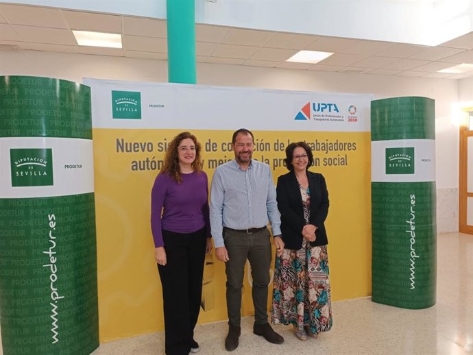 Manuela Cabello, el alcalde de Brenes y la secretaria general de UPTA Andalucía.