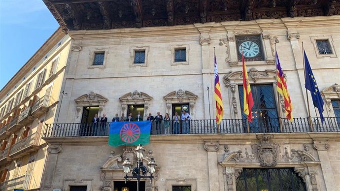 El Ayuntamiento de Palma luce en su balcón la bandera del pueblo gitano.