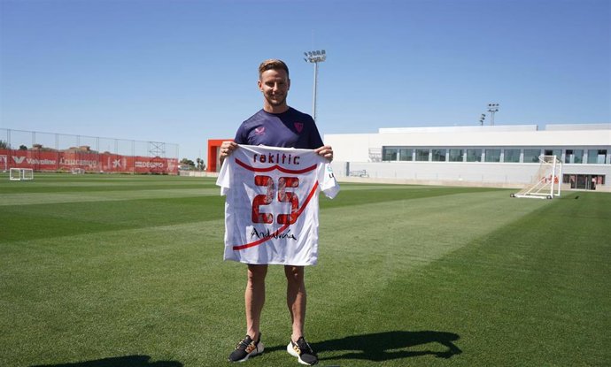 El Sevilla dona reliquias de Rakitic y Bono a Legends de LaLiga.