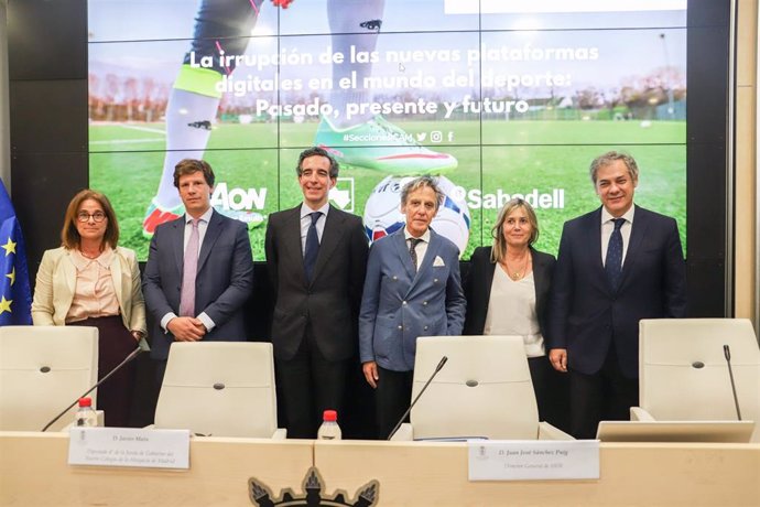 El CEO de ISDE, Juan José Sánchez Puig, y el diputado de la Junta de Gobierno del ICAM, Javier Mata, entre otros, en la inauguración de la jornada sobre las nuevas tendencias de las plataformas digitales en el deporte, prólogo del ISC de 2023.