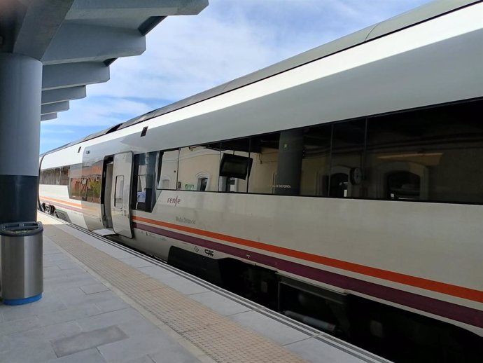 Archivo - Un tren de Media Distancia en la estación de ferrocarril de Mérida.