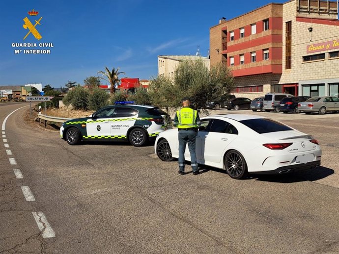 Agentes de la Guardia Civil realizan controles de velocidad.