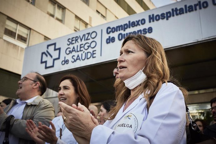 Una señora espera en silla de ruedas en el Complexo Hospitalario Universitario durante la tercera jornada de la huelga de médicos gallegos, a 13 de abril de 2023, en Ourense, Galicia (España). Los médicos gallegos están llamados a secundar la huelga ind