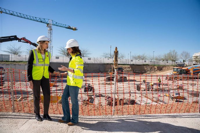 La consejera de Medio Ambiente, Vivienda y Agricultura de la Comunidad de Madrid, Paloma Martín, y la presidenta de la Comunidad de Madrid, Isabel Díaz Ayuso, visitando parcelas de promociones del Plan Vive. Archivo.