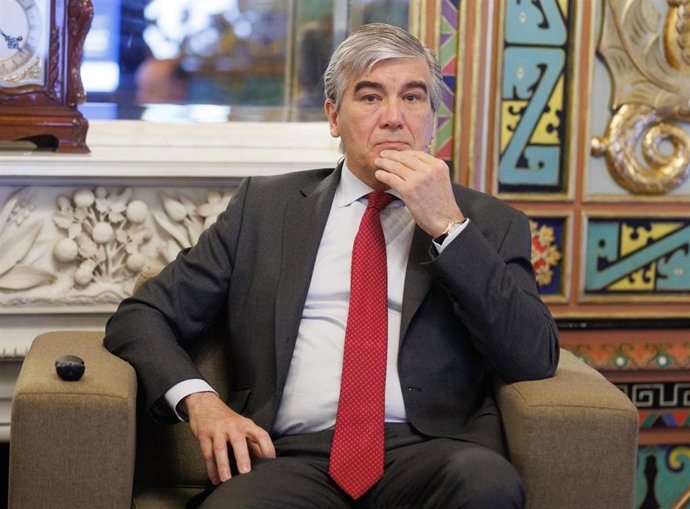 El presidente de Naturgy, Francisco Reynés, y el presidente de la Cámara de Madrid, Ángel Asensio, participan en el encuentro El trilema de la energía, en el Palacio de Santoña, a 20 de abril de 2023, en Madrid (España). 