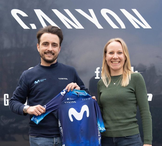 Sebastián Unzué junto a Mareille Meijering tras sellar su fichaje hasta 2024