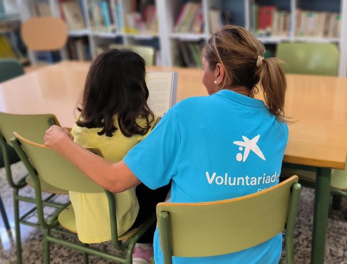 Voluntarios de CaixaBank en Andalucía promueven la lectura entre cerca de 200 menores en situación de vulnerabilidad.