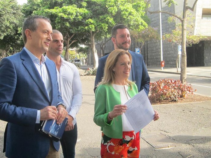 La candidata de CC a la Presidencia del Cabildo de Tenerife, Rosa Dávila, junto a su número dos, José Miguel Ruano, tras registrar la candidatura ante la Junta Electoral