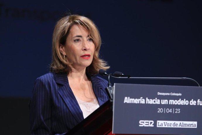 La ministra de Transportes, Movilidad y Agenda Urbana, Raquel Sánchez, interviene durante el desayuno-coloquio en Almería.