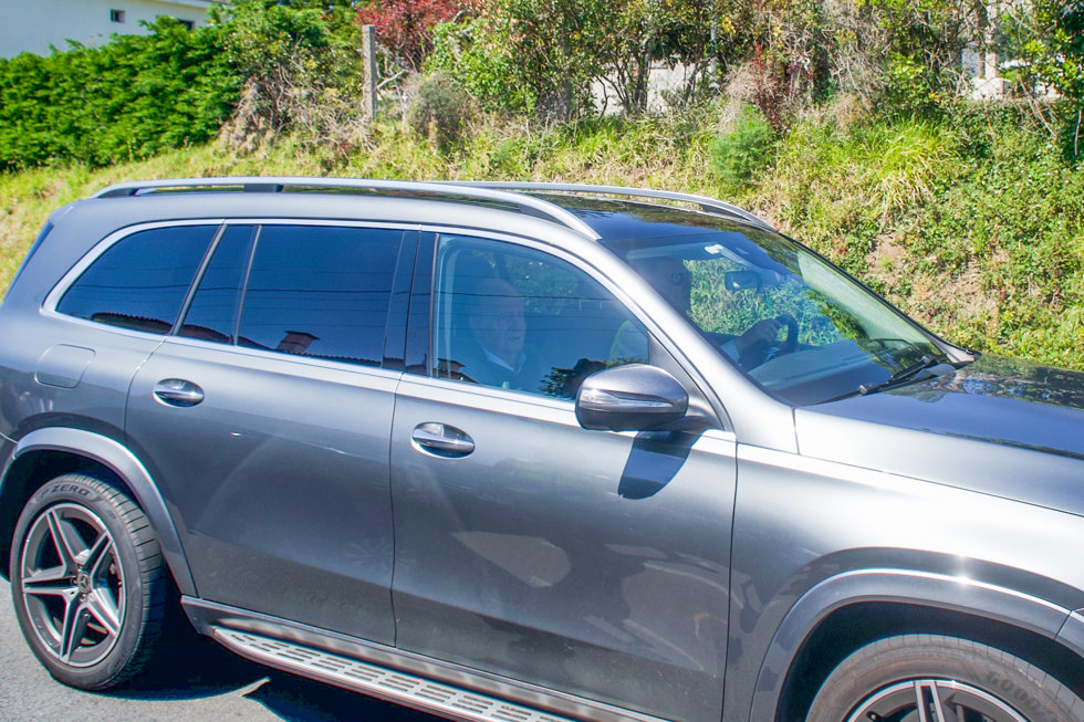 El Rey emérito Juan Carlos a su llegada en coche a Sanxenxo