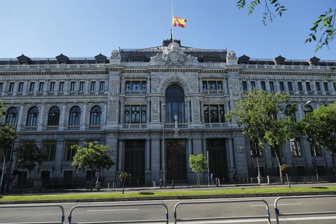 Archivo - Bandera de España a media asta en la sede del Banco de España. Todas las banderas de los edificios públicos y de los buques de la armada ondearán a media asta en recuerdo a las víctimas del coronavirus. España ha entrado este miércoles en el p