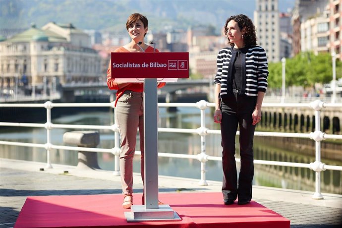 La ministra de Política Territorial y portavoz del Gobierno, Isabel Rodríguez, junto a la candidata socialista a la alcaldía de Bilbao, Nora Abete, en un acto preelectoral en la capital vizcaína