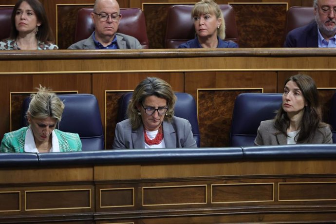 (I-D) La vicepresidenta segunda y ministra de Trabajo y Economía Social, Yolanda Díaz; la vicepresidenta tercera y ministra de la Transición Ecológica y Reto Demográfico, Teresa Ribera y la ministra de Justicia, Pilar Llop, durante una sesión plenaria e