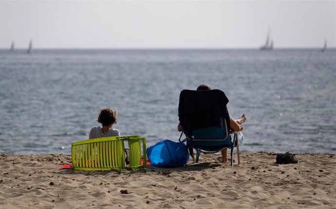 Archivo - Bañistas en una playa de Mallorca.