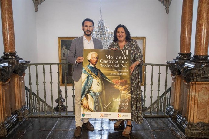 La presidenta de Iprodeco, Dolores Amo, en la presentación del cartel de la VII edición del Mercado Gastrocolono Molino del Rey de San Sebastián de los Ballesteros.