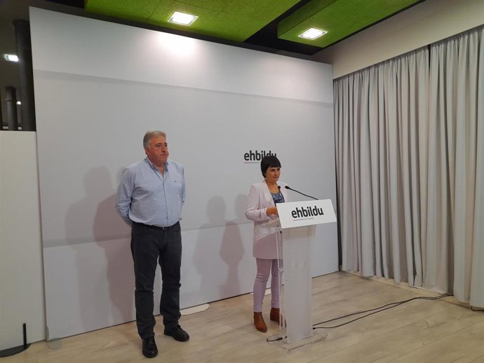 Los candidatos de EH Bildu a la Alcaldía de Pamplona y a la Presidencia de Navarra, Joseba Asiron y Laura Aznal, respectivamente, durante la rueda de prensa