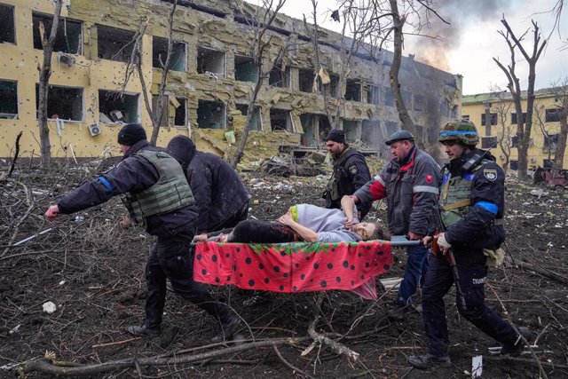 Archivo - Imagen captada por el fotógrafo Evgeniy Maloletka tras el bombardeo de una maternidad en Mariúpol, galardonada con el World Press Photo