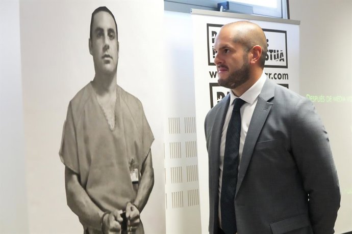 El abogado de Pablo Ibar, Joe Nascimento, con un dibujo del preso vasco Pablo Ibar, a su llegada a una conferencia en la Facultad de Derecho de la Universidad del País Vasco,  a 17 de abril de 2023, en San Sebastián, Guipúzcoa, País Vasco (España). Dura