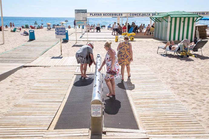 Archivo - Unas mujeres se lavan los pies en las duchas de la playa de Poniente, a 11 de marzo de 2023, en Benidorm, Alicante, Comunidad Valenciana (España). 
