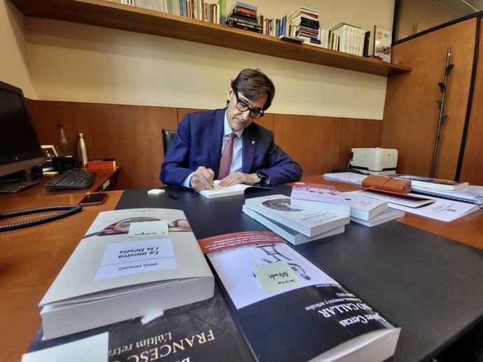El primer secretario del PSC, Salvador Illa, con los libros que ha regalado al presidente de la Generalitat, Pere Aragons, al delegado del Govern en Catalunya, Carlos Prieto, y a los presidentes y presidentas de los grupos parlamentarios catalanes.
