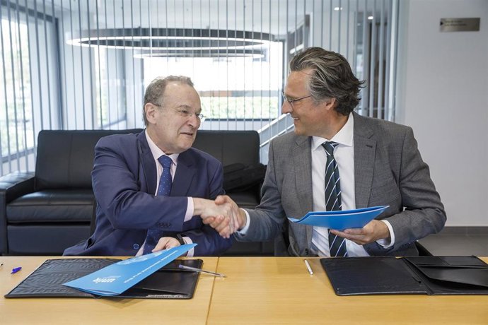 Firma Cátedrá energética de UNIR y ARESOL