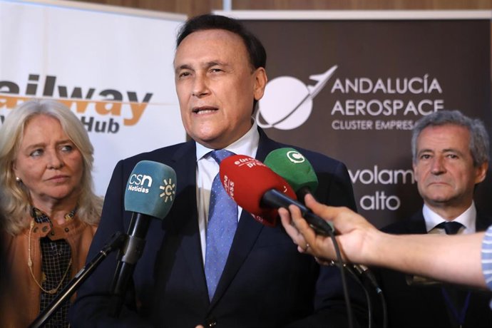 El consejero de Universidad e Innovación de la Junta de Andalucía, José Carlos Gómez Villamandos, atiende a los periodistas en Cádiz.