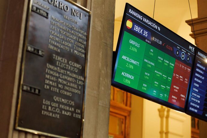 Un panel del IBEX 35 en el Palacio de la Bolsa de Madrid, a 11 de abril de 2023, en Madrid (España). El Ibex 35 ha iniciado la sesión de hoy con una subida del 0,51%, hasta los 9.359 puntos, tras el parón de Semana Santa, en una jornada en la que los in