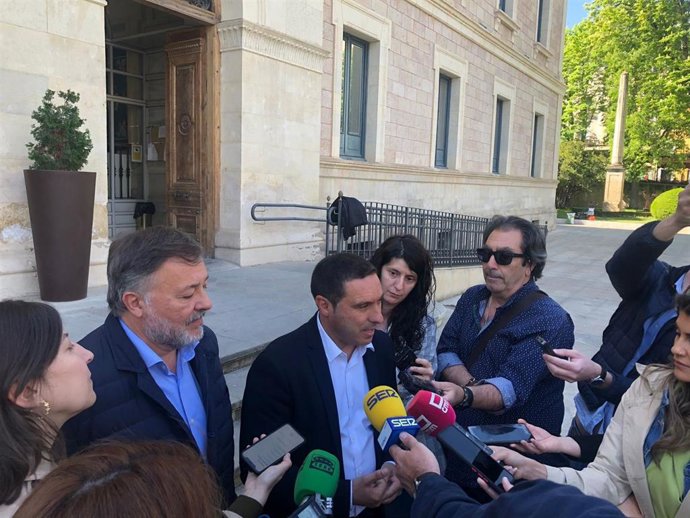 El presidente de la Diputación de Cuenca, Álvaro Martínez Chana, y el alcalde conquense, Darío Dolz