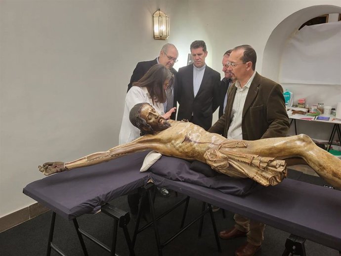 Taller donde se restaura el Cristo de Pablo de Rojas de la basílica de la Virgen de las Angustias de Granada.