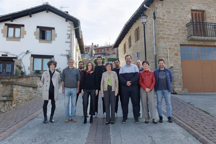 La consejera y el resto de participantes en el acto, en el exterior de la Casa de Cultura de Artica