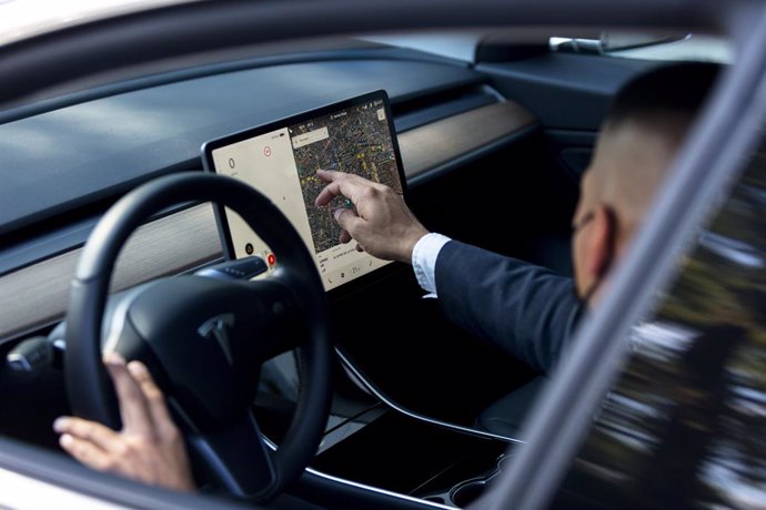 Cabify y Tesla se unen para fomentar la electrificación de autónomos VTC y taxis