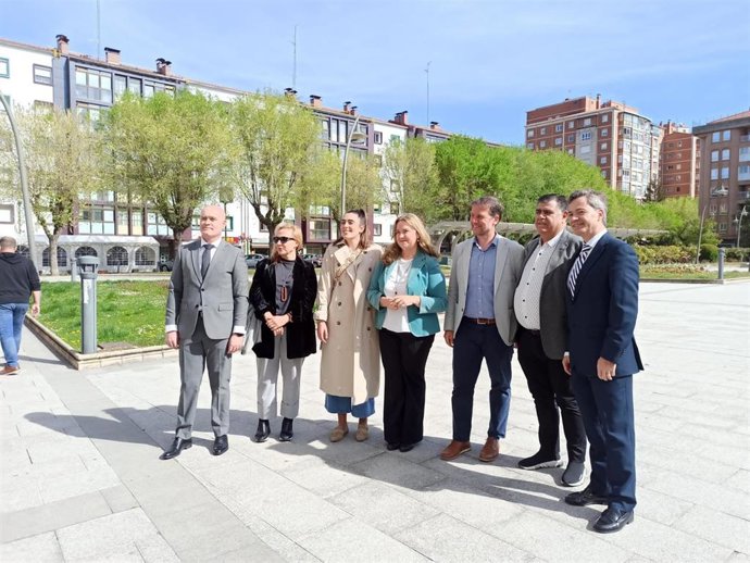 En el centro (chaqueta azul) la candidata del PP a la Alcaldía de Burgos, Cristina Ayala, y a su derecha el presidente provincial de los 'populares', Borja Suárez, minutos antes de registrar la candidatura en la Junta Electoral de Zona.