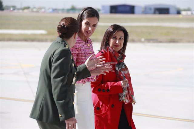 La ministra de Defensa, Margarita Robles, junto a la reina Letizia en el acto del Centenario primera aéreo-evacuación médica en España, en la base de Cuatro Vientos (Madrid)