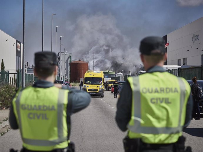 Archivo - Dos agentes de la Guardia Civil 