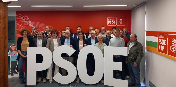 La secretaria general del PSOE de La Rioja junto a alcaldes y alcaldesas de pequeños municipios