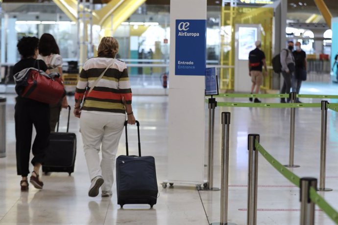 Archivo - Pasajeras con maletas cerca del logo de Air Europa en la Terminal T4 del aeropuerto Adolfo Suárez Madrid-Barajas, en Madrid (España), a 11 de septiembre de 2020.