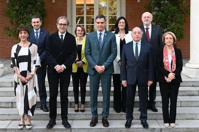 El presidente del Gobierno, Pedro Sánchez, ha mantenido este jueves un encuentro con representantes de la Conferencia de Rectores de las Universidades Españolas (CRUE),