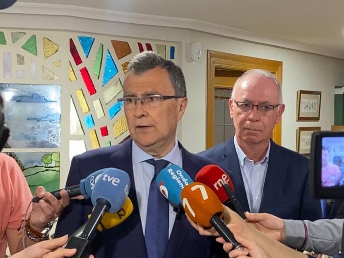 El candidato del PP a la Alcaldía de Murcia hace declaraciones a los medios